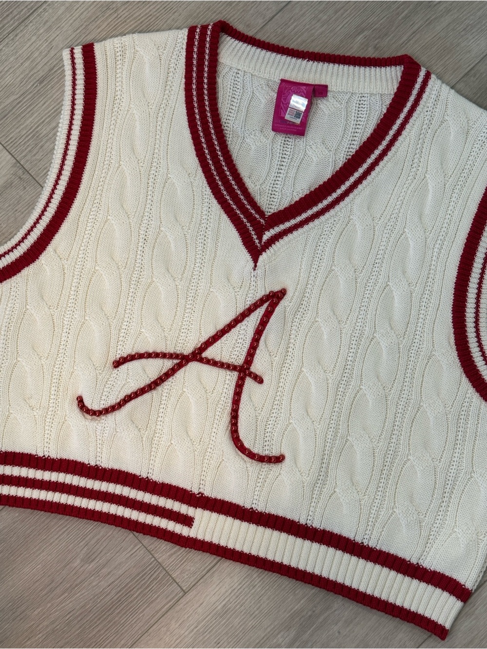 QUEEN OF SPARKLES White Cropped Cable-Knit V-Neck Sweater Vest Alabama A
